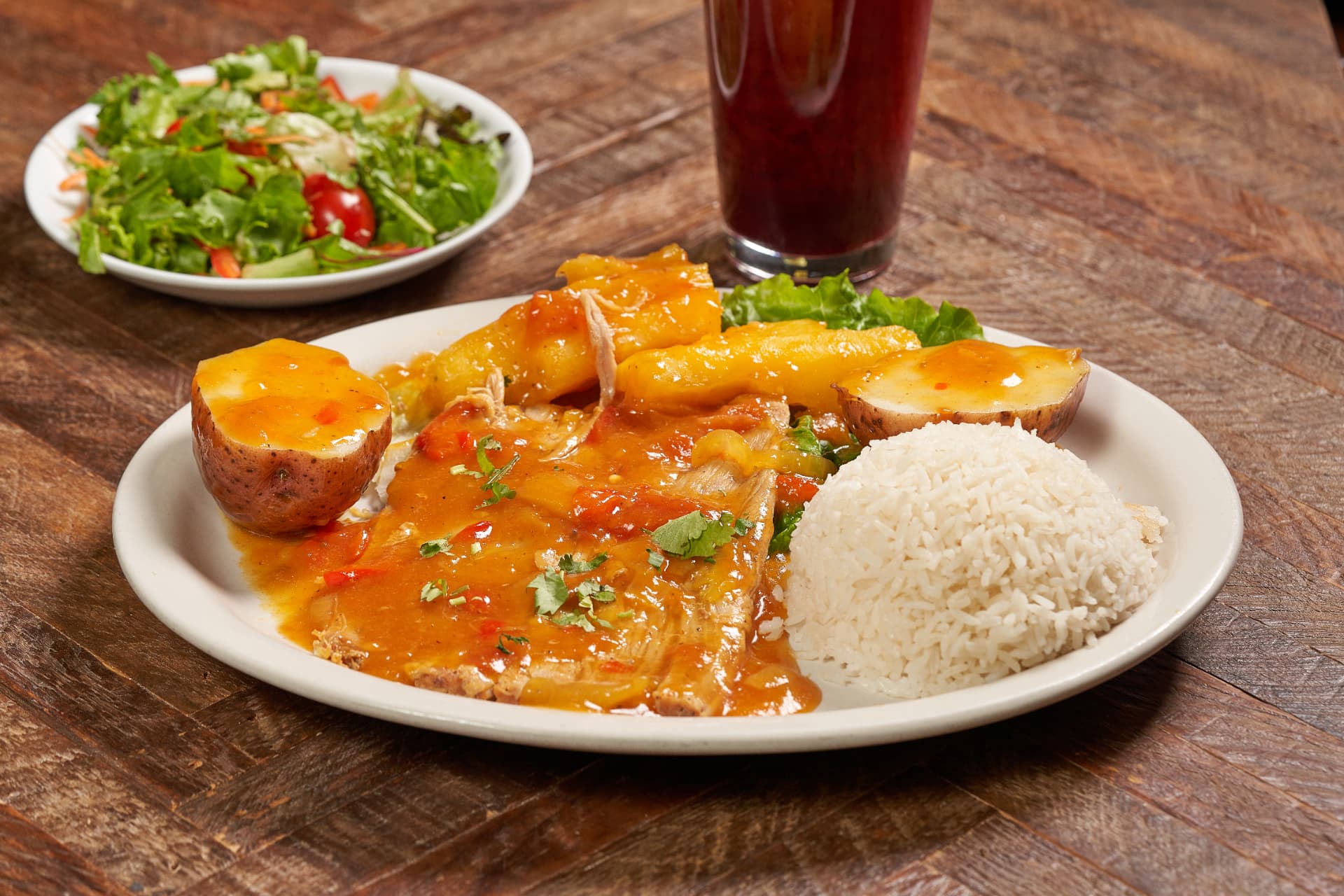 Sobrebarriga a la criolla with rice and salad