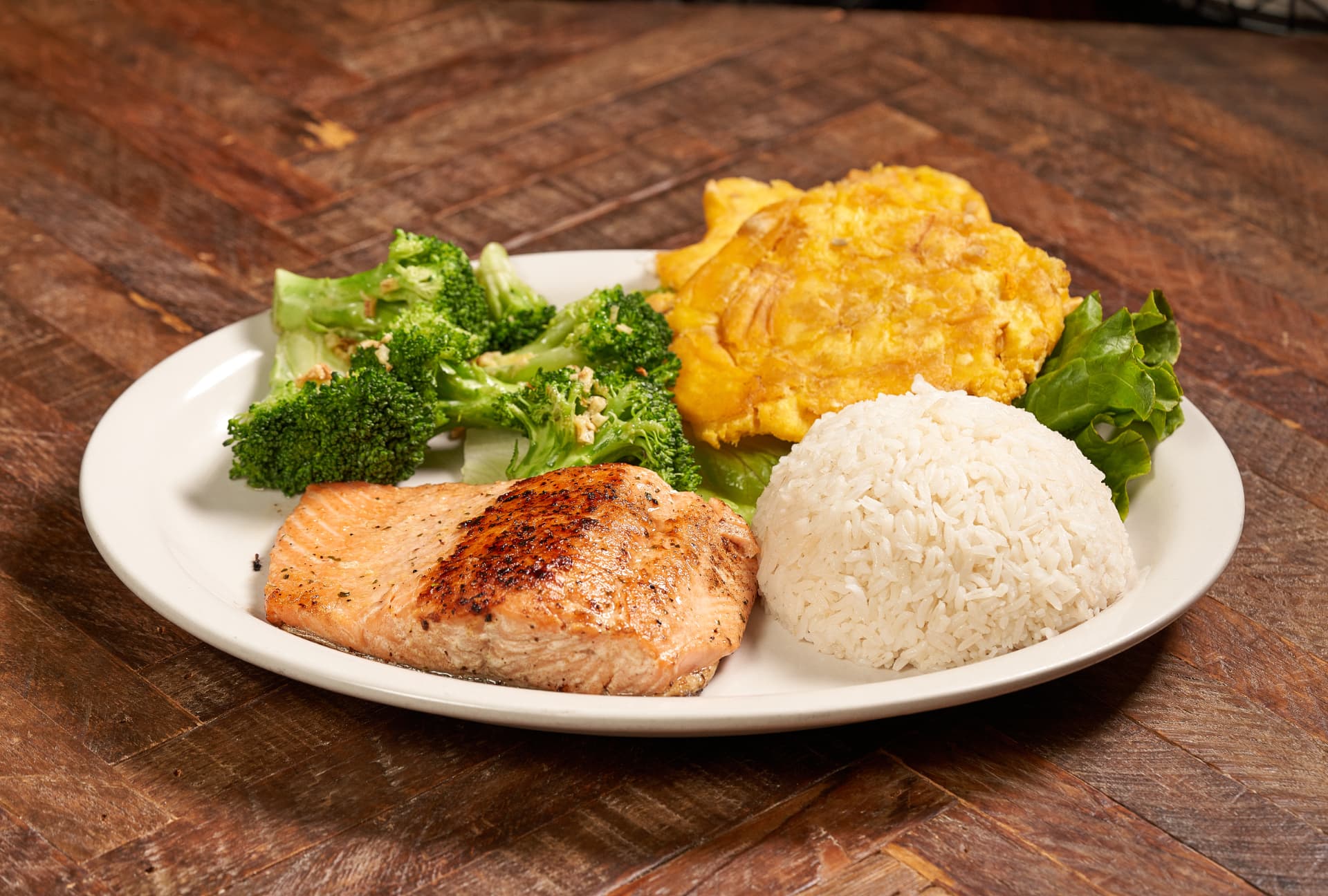 Grilled salmon fillet with rice and vegetables
